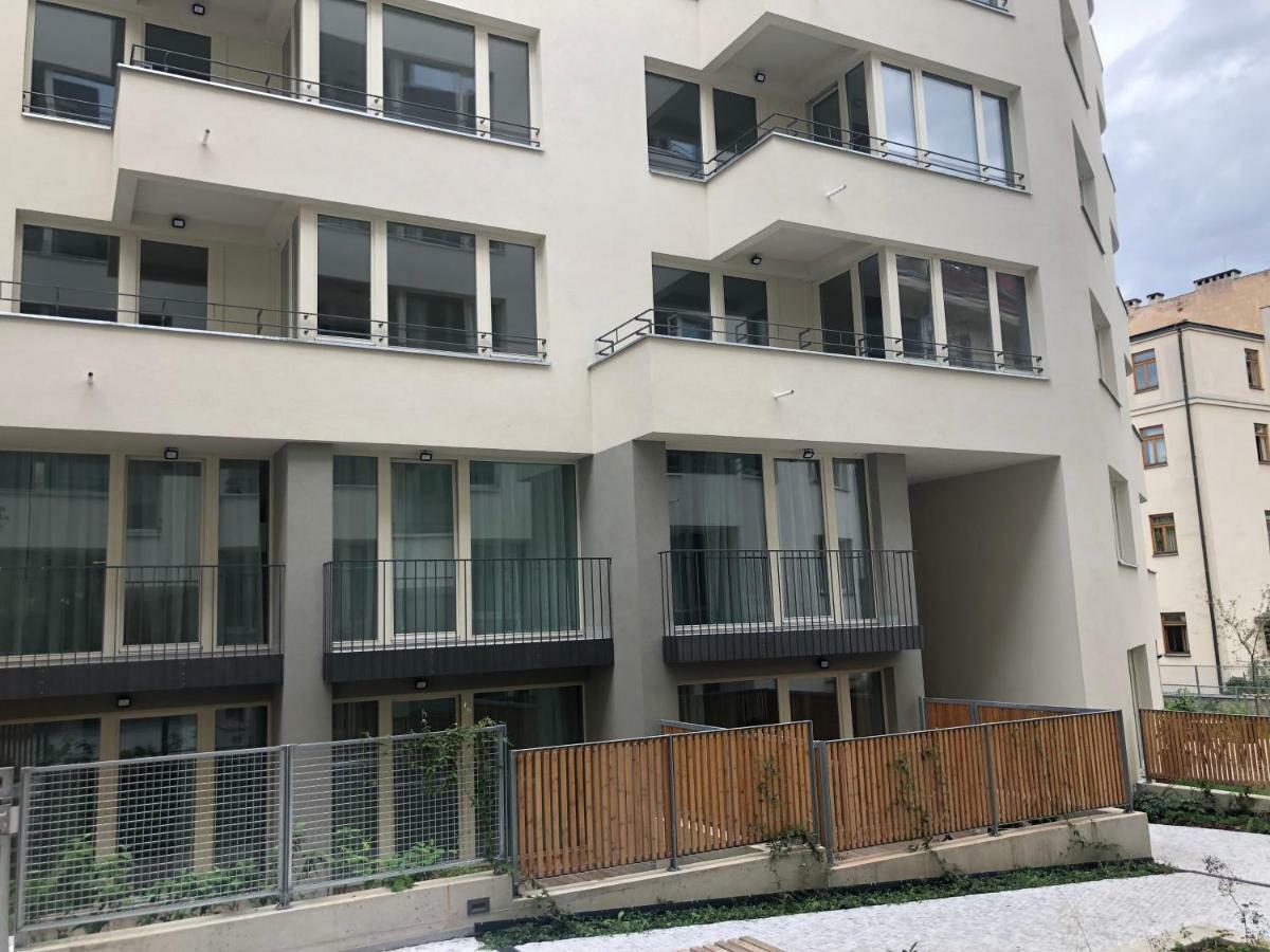 Luxury Apartment With Private Garden Прага Екстериор снимка